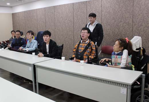 지난 10일 여의도 이룸센터에서 두근두근 회원들이 자조모임을 갖고 있다. ⓒ에이블뉴스