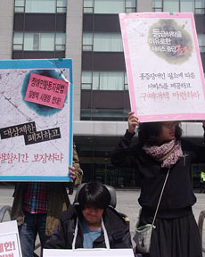 전국장애인차별철폐연대, 전국장애인부모연대, 한국장애인자립생활센터협의회는 6일 복지부 앞에서 기자회견을 갖고 복지부의 장애인활동지원법 시행령.규칙 제정안에 대해 의견서를 제출했다. ⓒ에이블뉴스
