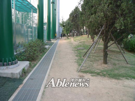 야구장 주변으로 공간이 충분해 보수공사를 하면 충분히 길을 낼 수 있다. ⓒ에이블뉴스