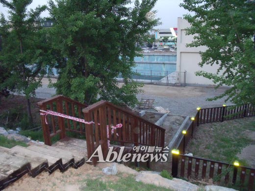 최근에 설치된 주차장에서 공원으로 바로 접근할 수 있는 계단이 설치됐는데, 장애인 접근성 대책은 아직 마련되어 있지 않다. ⓒ에이블뉴스