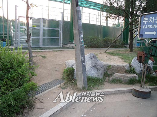 야구장 주변으로 서서울호수공원으로 접근할 수 있는 길을 내야한다는 의견들이 나오고 있다. 주민들이 많이 이용해 사실상 길이 나 있는데, 턱 때문에 휠체어와 유모차 이용자들만 접근하지 못하고 있는 실정이다. ⓒ에이블뉴스