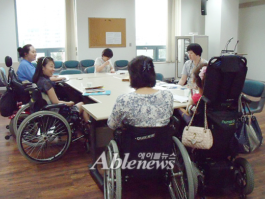 장애여성네트워크 장애여성어울림센터가 진행하는 장기 동료상담 교육이 2층 엔지오(NGO)센터 열린마당에서 열리고 있다. ⓒ에이블뉴스 