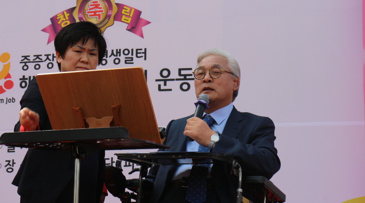 정덕환 회장이 인사말을 통해 행복한 일터를 만들어 나가는데 온힘을 일 것을 밝히고 있다. ⓒ박종태