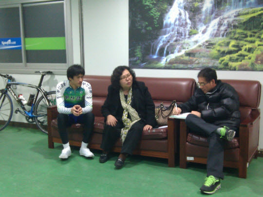 왼쪽부터 김종규 선수, 필자, 박경기 감독 ⓒ이복남