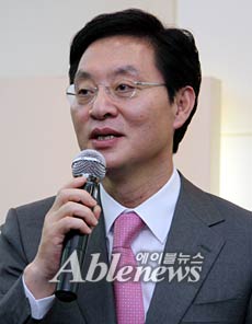 지난 11일 양경자 한국장애인고용공단 이사장 사태의 해결을 약속하고 있는 한나라당 정두언 최고위원. ⓒ한국지체장애인협회