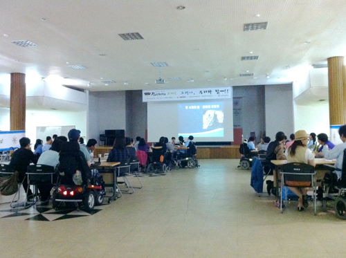 서울DPI에서 주최하는 제11기 장애인청년학교에서 “IL원론”에 대해 강의를 듣고 있는 교육생들. ⓒ서울DPI  