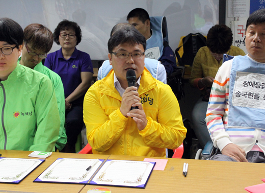 정의당 이영석 후보가 7대요구안에 대한 약속과 함께 정의당의 주요 장애인 정책에도 노력하겠다고 말하고 있다. ⓒ에이블뉴스