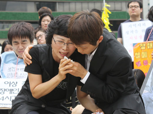 5일 서울시청 광장에서 열린 고 오지석씨 장례식에서 오열하는 송점순씨.ⓒ에이블뉴스