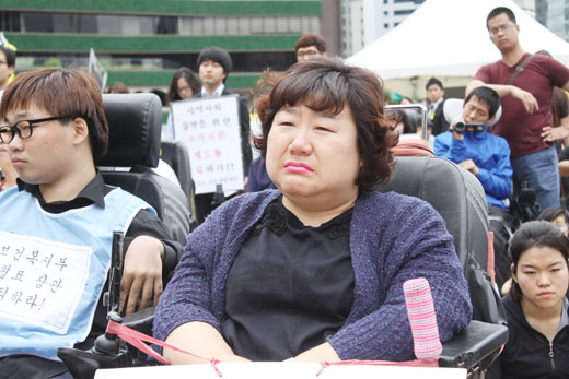 고 오지석씨의 장례식에서 눈물을 흘리는 장애인들.ⓒ에이블뉴스