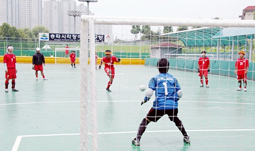 베이징장애인올림픽 시각장애인 축구대표팀이 모의경기를 하고 있는 모습. ⓒ에이블뉴스DB
