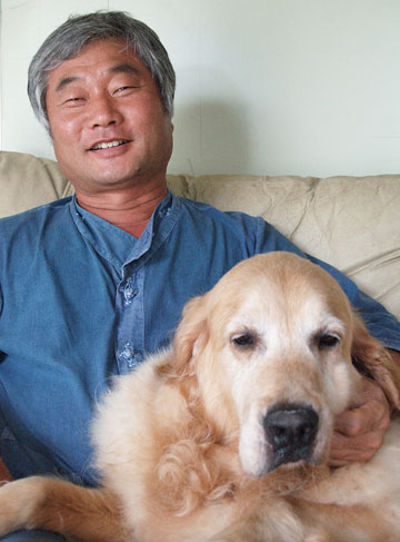 도우미견을 국내에 최초로 보급시킨 한국장애인도우미견협회장 이형구씨의 모습. ⓒ에이블뉴스