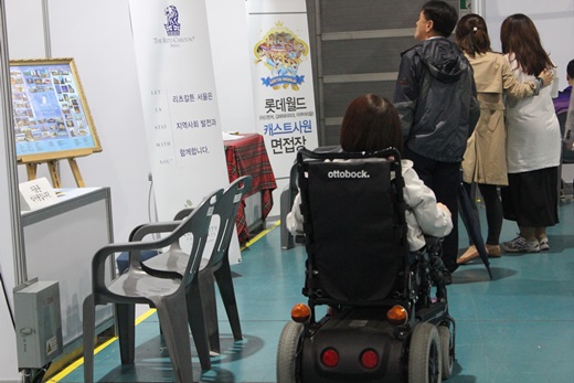 29일 서울시 장애인취업박람회장에서 중증장애인이 부스를 살펴보고 있다.ⓒ에이블뉴스