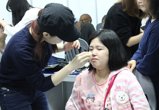 서울시 장애인취업박람회장 부대행사장에서 메이크업을 받고 있는 장애인 모습.ⓒ에이블뉴스