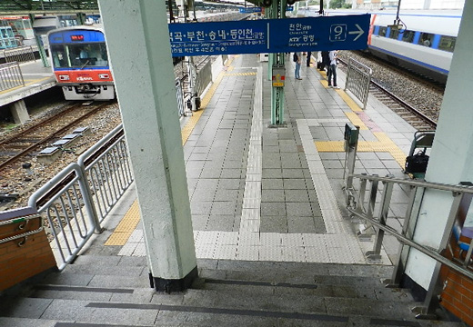 구로역 8번 승강장에는 노란색 및 회색 점자유도블록이 설치돼 있다. 회색 점자유도블록은 저시력장애인들이 인지하기 힘들다. ⓒ박종태