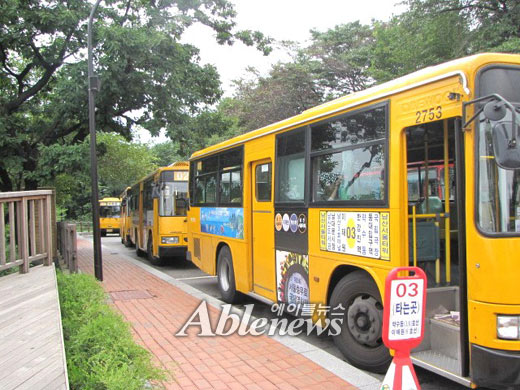 남산 순환버스 중에는 저상버스가 한 대도 없다. ⓒ박종태