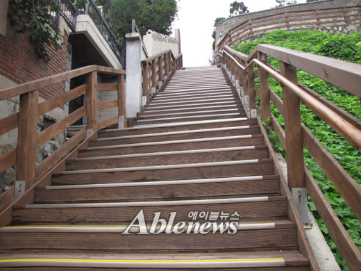 정기점검 내용을 모르고 남산오르미 입구에 도착하면 계단을 올라야 한다. 중증장애인들은 갈 곳이 없다. ⓒ박종태