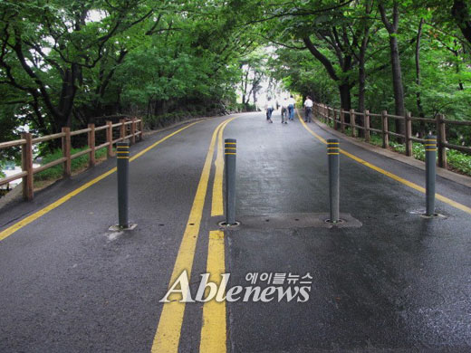 남산타워로 올라가는 가파른 언덕 위에는 볼라드가 설치돼 있다. ⓒ박종태