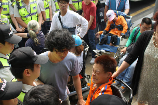 전장연이 질의서를 청와대에 전달하는 과정에서 경찰과 몸싸움이 일기도 했다. ⓒ에이블뉴스