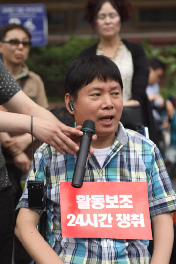 최용기 서울장애인차별철폐연대 공동대표은 박근혜 대통령이 약속했던 장애등급제 폐지와 활동보조 24시간 보장은 조속히 지켜져야 한다고 강조했다. ⓒ에이블뉴스