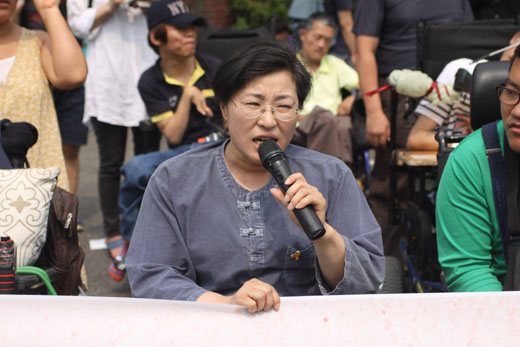 김광이 장애와여성 마실 대표는 장애등급 하향은 예산을 줄이기 위한 꼼수가 아닌지 의심스럽다며, 정부를 강하게 비판했다. ⓒ에이블뉴스