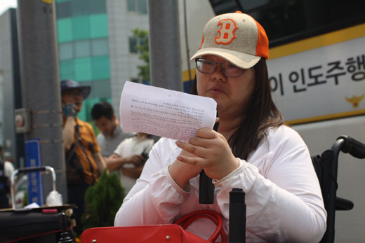 장애등급이 하향되면서 피해를 받고 있다는 안혜영씨가 자신의 사례를 설명하고 있다. ⓒ에이블뉴스