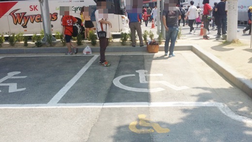 지난달 26일 대전시 동구 한화생명이글스파크에 마련된 장애인전용주차구역이 텅텅 비어있다. ⓒ신봉훈