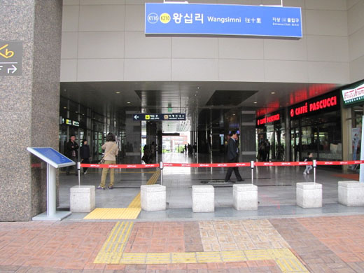 점자유도블록이 설치된 곳에 대리석이 놓여 있고, 뒤에 차단 벨트가 처져 있다. 시각장애인들의 출입은 요원하다. ⓒ박종태