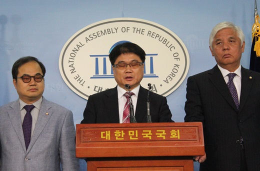 20일 국회 기자회견에서 장애인 복지비교 조사를 발표하는 한국장애인단체총연맹 이병돈 공동대표.ⓒ에이블뉴스
