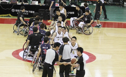 경기가 끝난 후 서울시청 휠체어농구팀과 고양시 홀트 휠체어농구팀 선수들이 악수를 하고 있다. ⓒ에이블뉴스