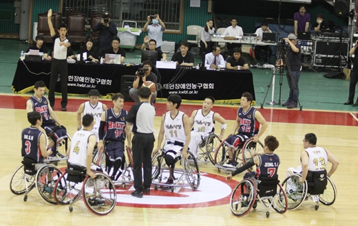 5일 열린 ‘제14회 우정사업본부장배 전국휠체어농구대회’에서 서울시청 휠체어농구팀과 고양시 홀트 휠체어농구팀이 점프볼을 하기 위해 코트 중앙에 모여있다. ⓒ에이블뉴스