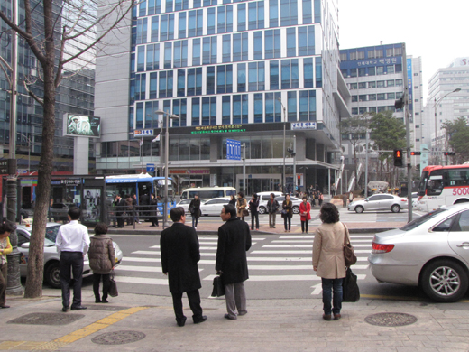 서울 중구 중앙시네마 버스정류장 횡단보도. ⓒ박종태 