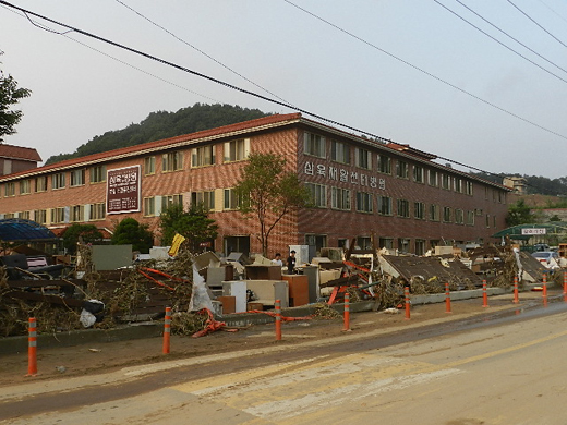 삼육재활병원 수해 현장에는 망가진 집기들이 담처럼 둘러 쌓여 있다. ⓒ박종태