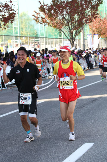 이윤동(우)씨가 손목에 줄을 연결해 달리고 있는 모습. ⓒ박경태