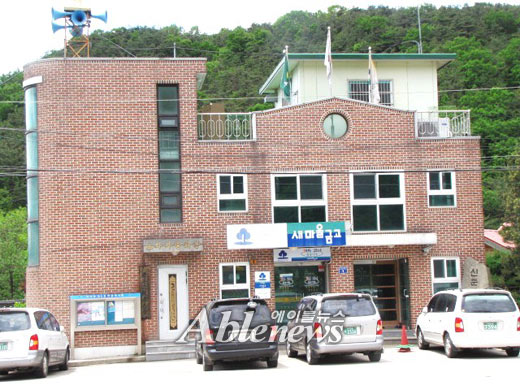 엘리베이터도 없는 일산 덕양구 효자3동 마을회관 2층이 6.2지방선거 투표소로 지정돼 논란이 일고 있다. ⓒ박종태