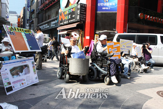 탈시설네트워크 이음 활동가들이 명동예술극장 앞에 모여 시민들에게 시설의 실태를 알리고 있다. ⓒ에이블뉴스 