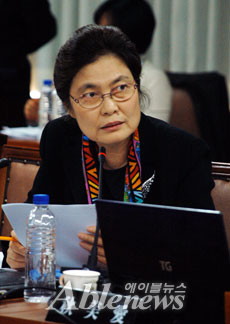 민주당 최영희 의원은 "정부가 진심으로 친고죄 문제에 대해 심각하게 인식한다면, 이번 광주인화학교 사건을 계기로 '형법 제302조'를 포함한 '친고죄' 규정을 폐지하는 것에 찬성해야 한다"고 주장했다. 사진은 최영희 의원. ⓒ에이블뉴스