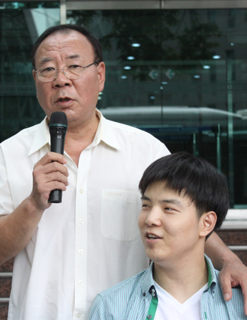 27일 국가인권위앞에서 기자회견을 한 이윤기씨와 아들 이겨레씨.ⓒ에이블뉴스
