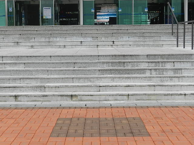 신경주역 정문 입구 계단에는 점자유도블록이 없다. ⓒ박종태