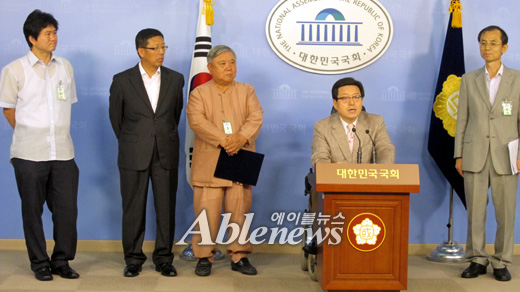 민주당 박은수 의원과 한국장애인재활협회(RI Korea)는 이명박 정부의 '장애인정책발전5개년계획(2008~2012년)'의 이행실적에 대한 중간평가 결과를 발표하고 있다. ⓒ한국장애인재활협회