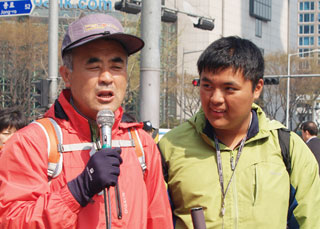 장애아동복지지원법 제정을 촉구하며 부산에서 서울까지 600km를 걸어온 이진섭씨와 아들 균도(자폐성장애1급). ⓒ에이블뉴스