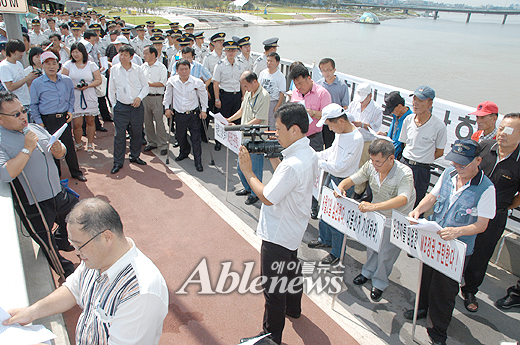 ▲장애인고용공단 정상화를 위한 비상대책위원회(이하, 비대위)가 1일 오후 마포대교 남단에서 소속단체 회원 50여명이 자리한 가운데 양경자 한국장애인고용공단 이사장의 사퇴를 촉구하는 집회를 열었다. ⓒ에이블뉴스  