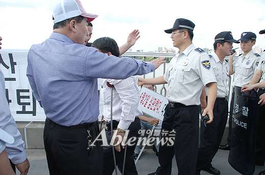 장애인고용공단 정상화를 위한 비상대책위원회(이하, 비대위)가 1일 오후 마포대교 남단에서 소속단체 회원 50여명이 자리한 가운데 양경자 한국장애인고용공단 이사장의 사퇴를 촉구하는 집회를 연 가운데 경찰들과 간간히 충돌을 빚어졌다. ⓒ에이블뉴스  