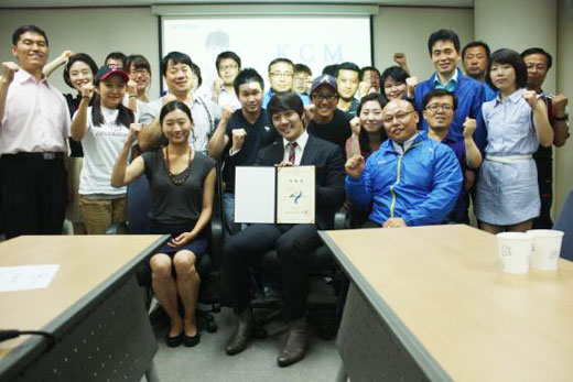 위촉식을 가진 서울특별시장애인체육회 직원들과 가수 KCM 기념촬영 모습. ⓒ서울특별시장애인체육회