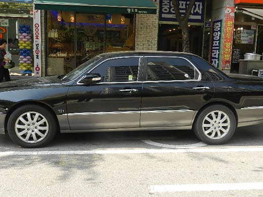 농협중앙회 고잔동지점 앞 노상주차장 장애인주차구역에 주차한 비장애인차량 밑으로 장애인마크가 선명하게 보인다. ⓒ박종태