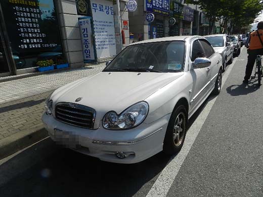 '주차가능' 표지를 부착한 장애인차량은 장애인주차구역에 비장애인차량들이 주차돼 있어 그 앞에 주차할 수 밖에 없었다. ⓒ박종태&#13;&#10;