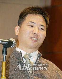 2010 자랑스러운 척수장애인 상에 선정된 김영주 씨. 지난해 12월 본지 창간 7주년 기념식에서 기념축사를 하고 있는 모습. ⓒ에이블뉴스