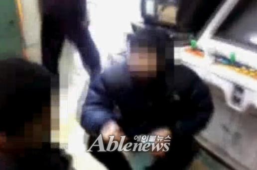고등학생이 오락실에서 지적장애가 있는 남성을 괴롭히는 내용이 담긴 동영상 캡처 화면. ⓒ에이블뉴스 