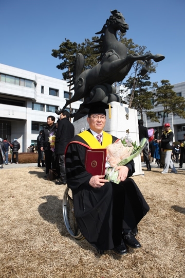 지난 2010년 한국체육대학교에서 박사학위를 받은 이용로씨. ⓒ이용로