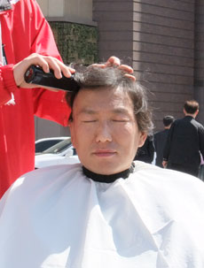 서울장애인자립생활센터 박찬오 소장이 삭발식을 진행하는 모습. ⓒ한국장애인단체총연합회