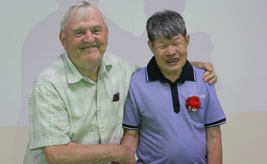 26일 정년퇴임식에서 천노엘 신부와 환하게 웃고 있는 지적장애인 문삼세씨.ⓒ에이블뉴스